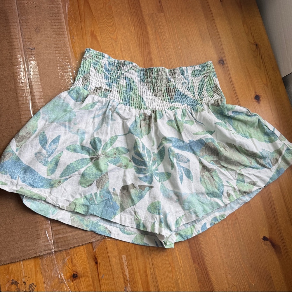 En crème shorts size large